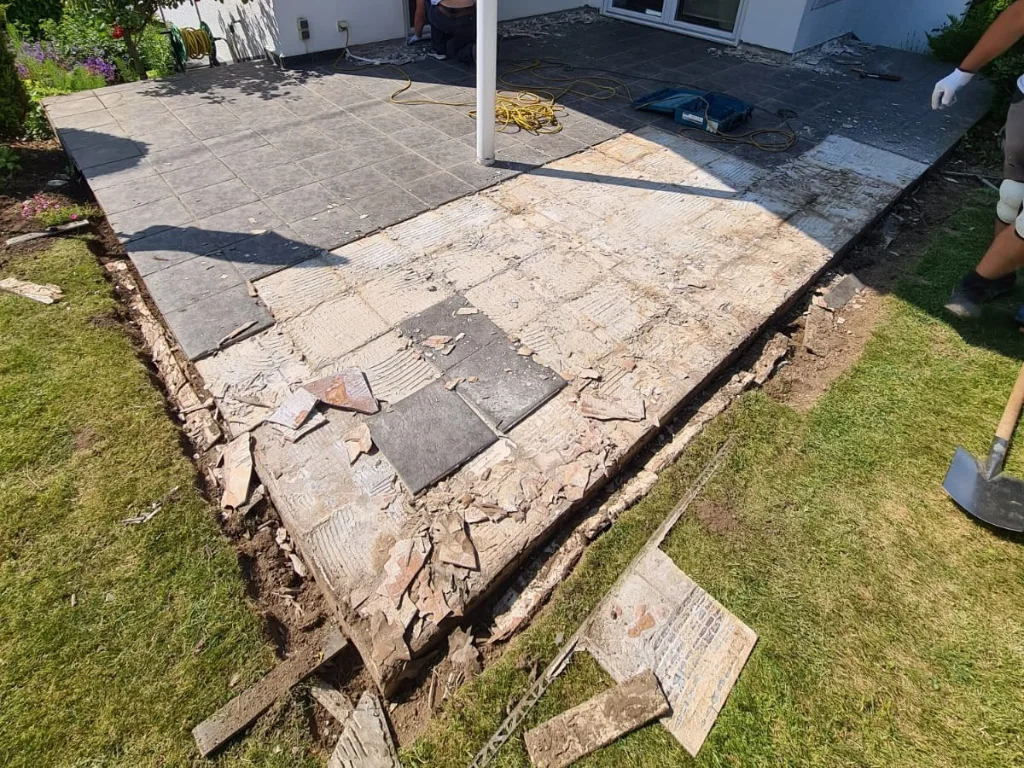 Balkon während der Sanierung nach dem Entfernen beschädigter Fliesen