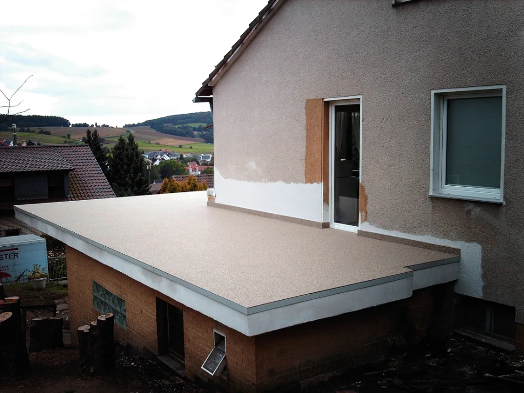 Sanierter Balkon mit heller fugenloser Abdichtung
