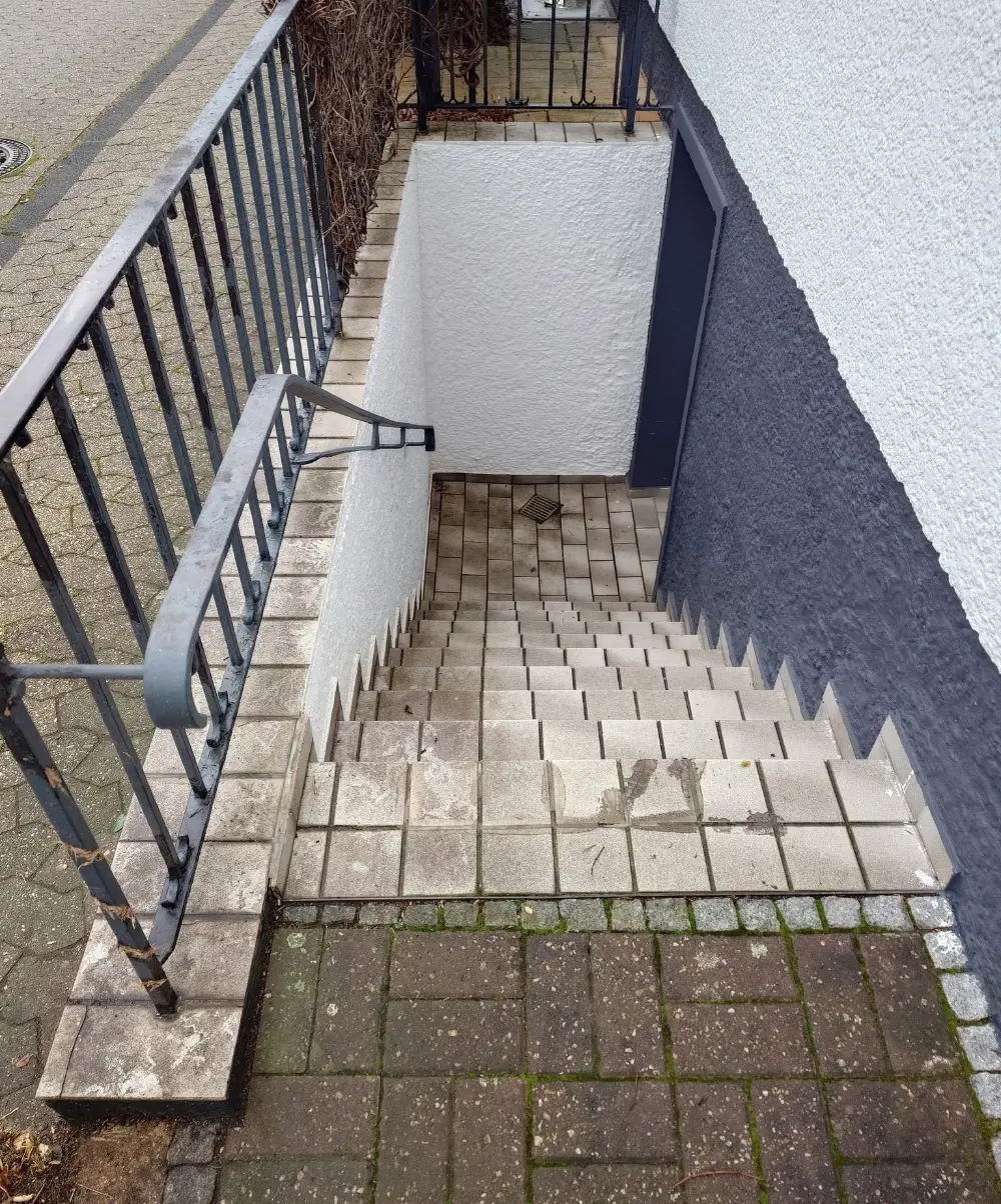 Ungedichtete Kellertreppe vor der Sanierung