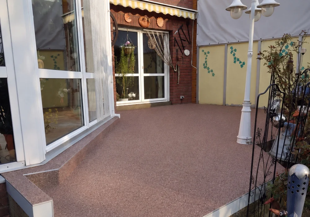 Sanierte Terrasse mit rötlichem Steinteppich