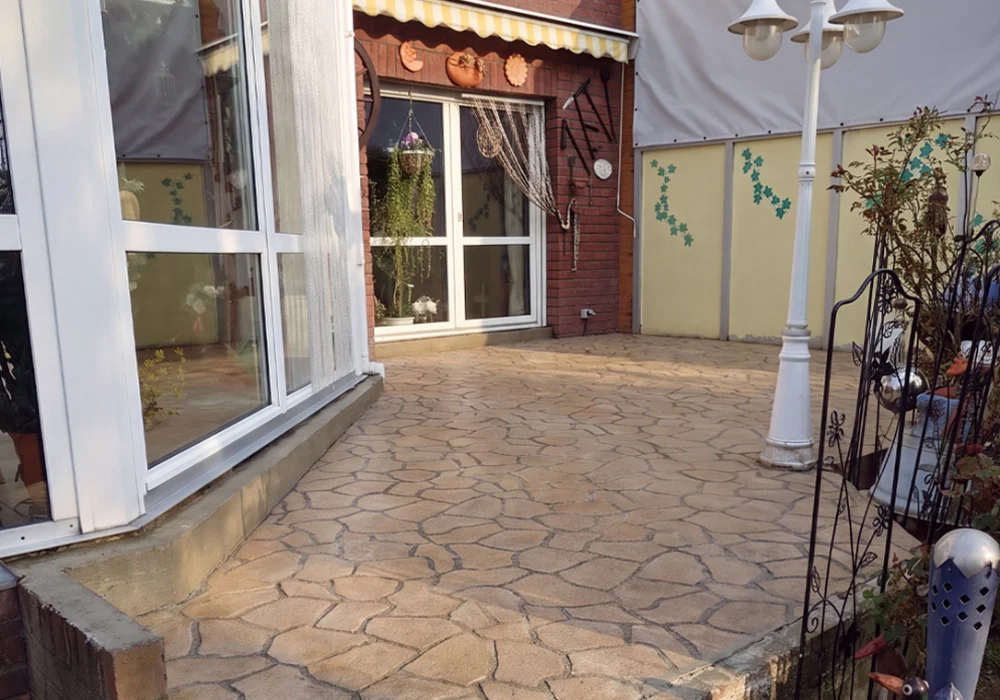 Terrasse vor der Sanierung mit altem Steinbelag