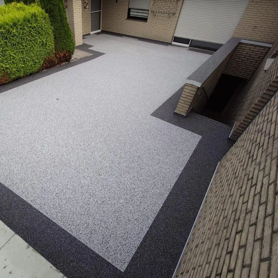 Sanierte Terrasse mit zweifarbigem Steinteppich