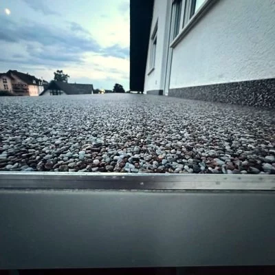Detailansicht eines Steinteppichs auf einem sanierten Balkon