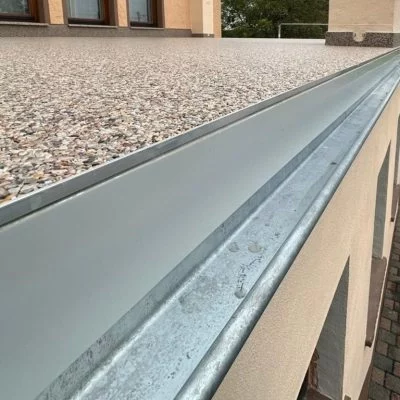Randabschluss eines sanierten Balkons mit Steinteppich