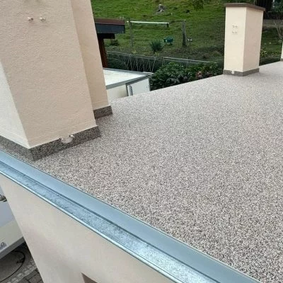 Großflächiger Balkon mit hellem Steinteppich