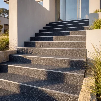 Moderne Außentreppe mit dunklem Steinteppich
