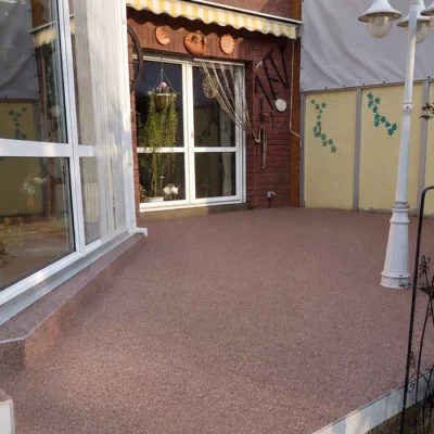 Sanierte Terrasse mit rötlichem Steinteppich