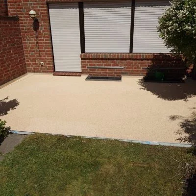 Sanierte Terrasse mit beigefarbenem Steinteppich