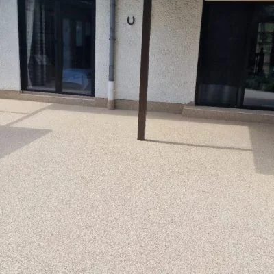 Sanierte Terrasse mit hellem Steinteppich