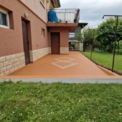Sanierte Terrasse mit terracottafarbenem Steinteppich