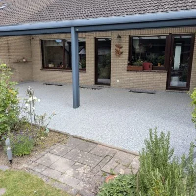 steinteppich-ueberdacht-luxemburg.webp Überdachte Terrasse mit hellem Steinteppich